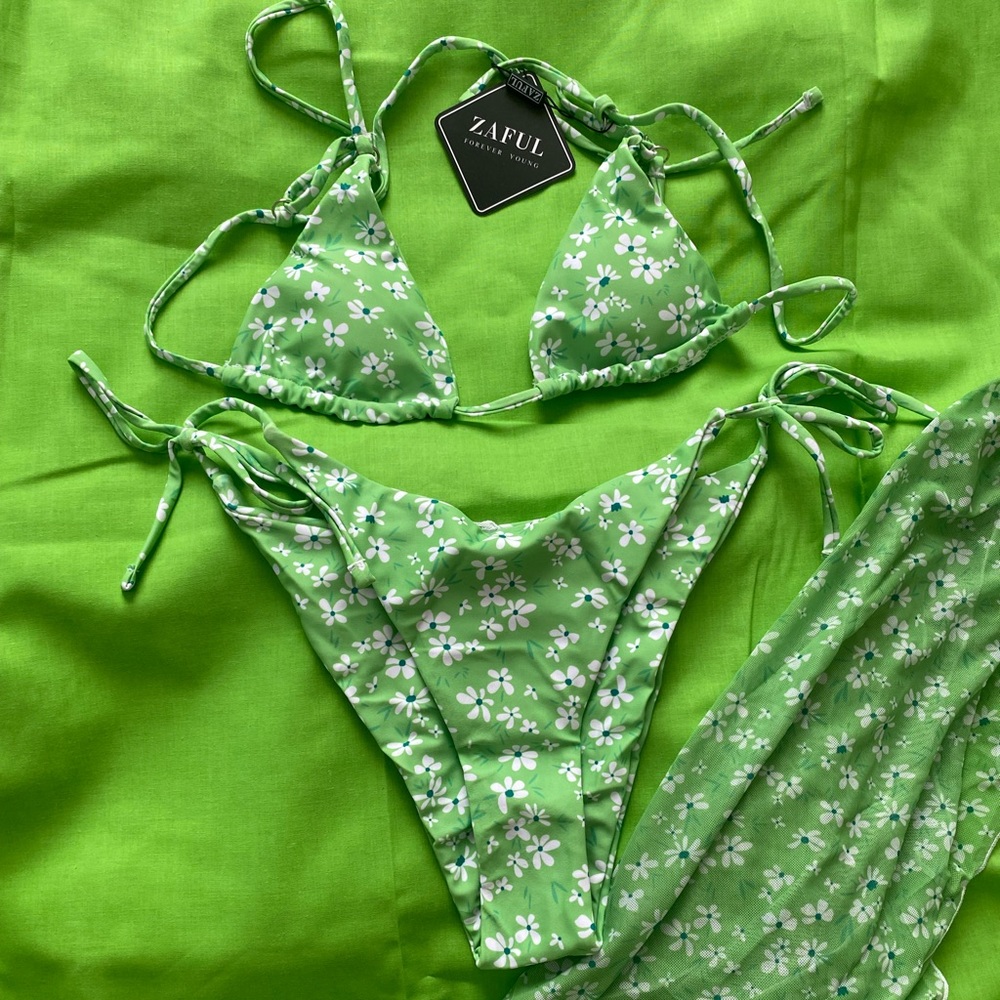 Zaful Retro Daisy Lime Green String Bikini Three-Piece Set
